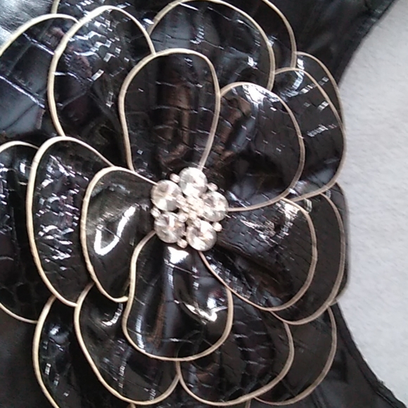 Black hand bag with big flower on it - Picture 5 of 6